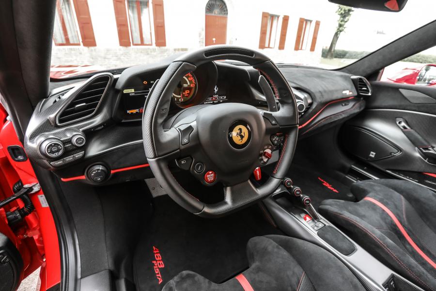 Торпедо Ferrari 488 Pista 2018 года  (WW) (фото 32 из 42)
